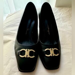 Salvatore Ferragamo Comiso Size 5 1/2 Black Leather Pumps